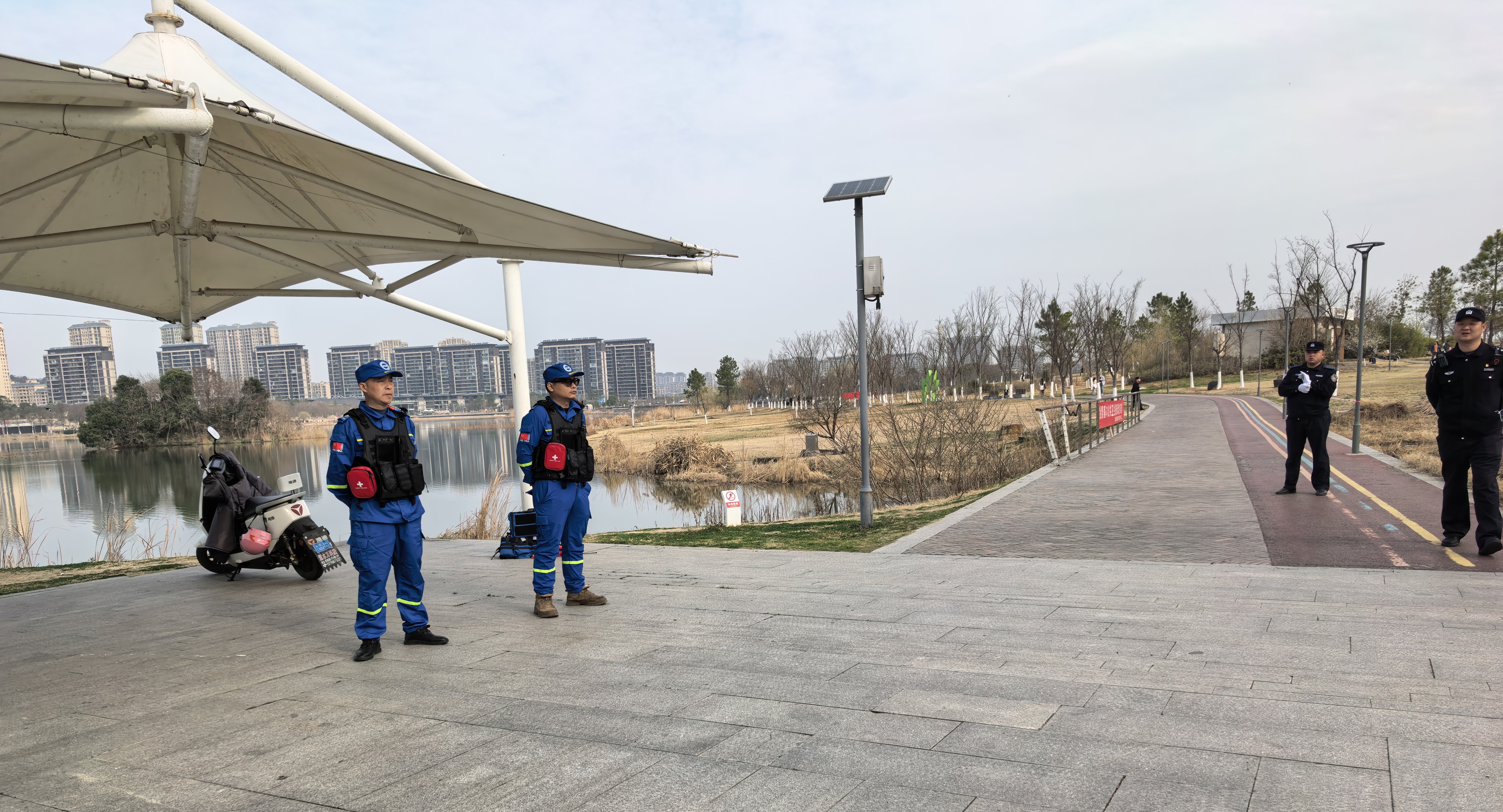 点击放大图片 江宁蓝天救援队护航2025溧水草莓马拉松:用专业守护“莓”好奔跑